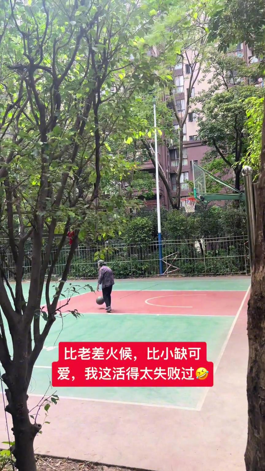 這阿婆單手一投一個(gè)準(zhǔn)，姜還是老的辣