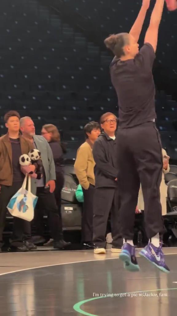 71歲成龍現(xiàn)身巴克萊中心看女籃比賽：她們投籃怎么那么準?。?！